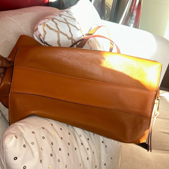 Chloe Dilan Tote is guaranteed 100% authentic. - Picture 7 of 10